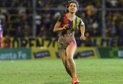 Rosario Central-River Plate maçında çıplak misafir!