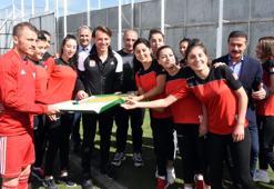 Kadın futbolculardan Sivasspor'un antrenmanına ziyaret