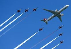 İstanbul semalarında tarihi anlar... Türk Yıldızları, THY uçağı ve F-16 birlikte uçtu