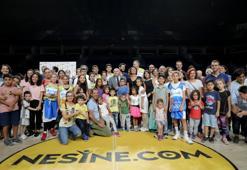 Ünlü basketbolcular diyabetli çocuklarla gösteri maçı yaptı