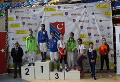Eskrimcilerden gururlandıran başarı