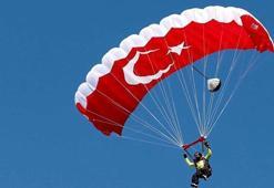 Paraşütler İzmir semalarını süsledi