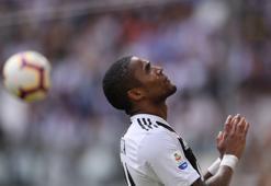 Douglas Costa'nın yapmadığı kalmadı! Dirsek, kafa, tükürük!