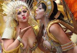 Avrupa'nın en büyük sokak festivali Notting Hill Karnavalı başladı