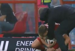 Teknik adamla futbolcunun top alma kavgası!