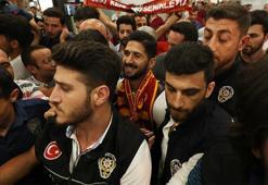 Galatasaraylı taraftarlar, Emre Akbaba'yı böyle karşıladı!