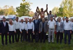 Dursunbey er meydanında başpehlivan Ali Gürbüz