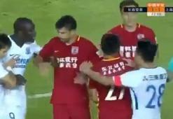 İZLE - Demba Ba'ya ırkçı saldırı! Yıldız oyuncu çılgına döndü!