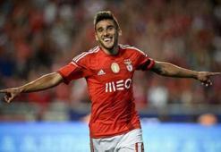 Rui Vitoria, Salvio'ya sarıldı