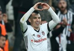 Beşiktaş'tan Medel'e doğum günü kutlaması!