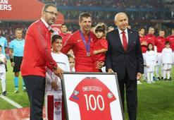 Emre Belözoğlu'na 100. maç hediyesi