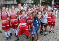 Mesut Özil maskeleriyle metrelerce yürüdüler! VİDEO