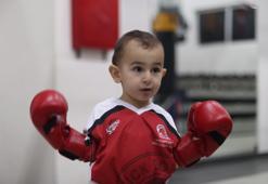 2 yaşındaki Göktuğ'nun kick boksa olan gülümseten ilgisi