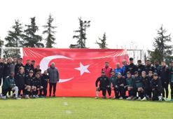 Denizlispor idman öncesi Türk bayrağı açarak şehitleri andı