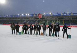 Son dakika! Çaykur Rizespor - Trabzonspor öncesi alarm! Taraftarlar kar temizliği yaptı