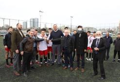 Genç sporcular, şampiyonluk kupalarını Kartal Belediyesi yöneticilerinden aldı