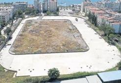 Karşıyaka Stadı'nda bekleyiş sürüyor