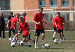 Ukrayna'dan gelen 12 altyapı futbolcusu Kayserispor tesislerinde antrenmana çıktı!