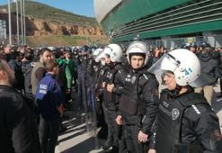 Kocaelispor - Denizlispor maçının ardından tansiyon yükseldi! Kocaelispor taraftarı, takım otobüsünü stattan çıkarmadı