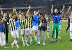 Derbi galibiyetinin ardından Fenerbahçeli futbolcular ve taraftarlardan kutlama