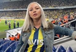 Fenerbahçe taraftarı ünlü şarkıcı Ece Seçkin'in Kadıköy sokaklarında derbi coşkusu