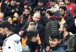 Galatasaraylı taraftarlardan Metin Öztürk'e yoğun ilgi