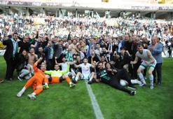 Amasyaspor, 3. Lig'e yükseldi! Taraftardan muhteşem kutlama
