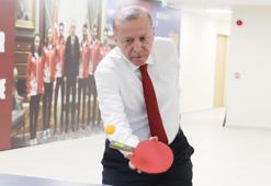 Cumhurbaşkanı Erdoğan, öğrencilerle masa tenisi oynadı