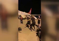 Trabzonsporlu futbolculardan havaalanında kolbastı şov!