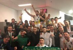 Frutti Extra Bursaspor soyunma odasında coştu! İşte o görüntüler...