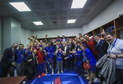 Spor Bakanı Muharrem Kasapoğlu, Anadolu Efes'i soyunma odasında tebrik etti