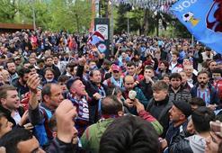 Trabzonsporlu taraftarlar kutlamalara erken başladı