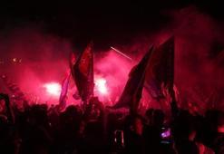 Trabzonsporlu taraftarların Taksim'de şampiyonluk coşkusu
