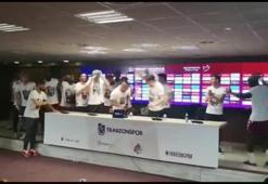 Trabzonsporlu futbolcular basın toplantısını bastı! (VİDEO)