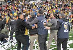 Sahaya atlayan Ankaragücü taraftarlarına polis müdahalesi