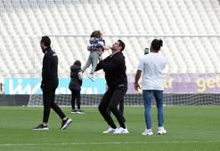 Volkan Demirel, galibiyeti çocuklarıyla kutladı