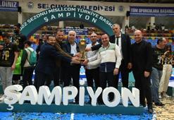 Manisa BBSK Basketbol Takımı kupasına kavuştu
