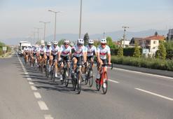 Pedal çevirerek Samsun'a giden bisikletçiler Düzce'de