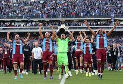 Şampiyon Trabzonspor kupasını İstanbul'da da kaldırdı