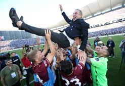 Trabzonspor'un hocası Abdullah Avcı mutluluktan uçuyor