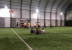 Halı sahada dili boğazına kaçan sporcuya hayati müdahale!