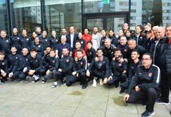 Cenk Tosun'dan, milli takım kafilesine ziyaret