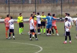 Futbolcu hakeme saldırdı maç tatil edildi