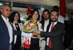 Dünya şampiyonu yüzücü Mehlika çiçeklerle karşılandı