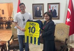 Mesut Özil, T.C. Cakarta Büyükelçiliği'ni ziyaret etti