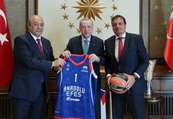 Cumhurbaşkanı Erdoğan, Euroleague şampiyonu Anadolu Efes'i kabul etti