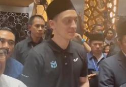 Mesut Özil, cuma namazını Endonezya'nın başkenti Cakarta'da kıldı