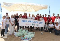 A Milli Futbol Takımı, Riva halk plajında kıyı temizleme etkinliğine katıldı