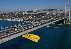VakıfBank'ın bayrağı İstanbul Boğazı'nda