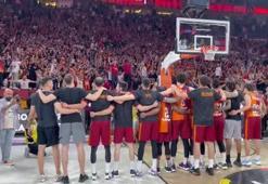Galatasaray Nef, galibiyeti taraftarıyla birlikte kutladı!